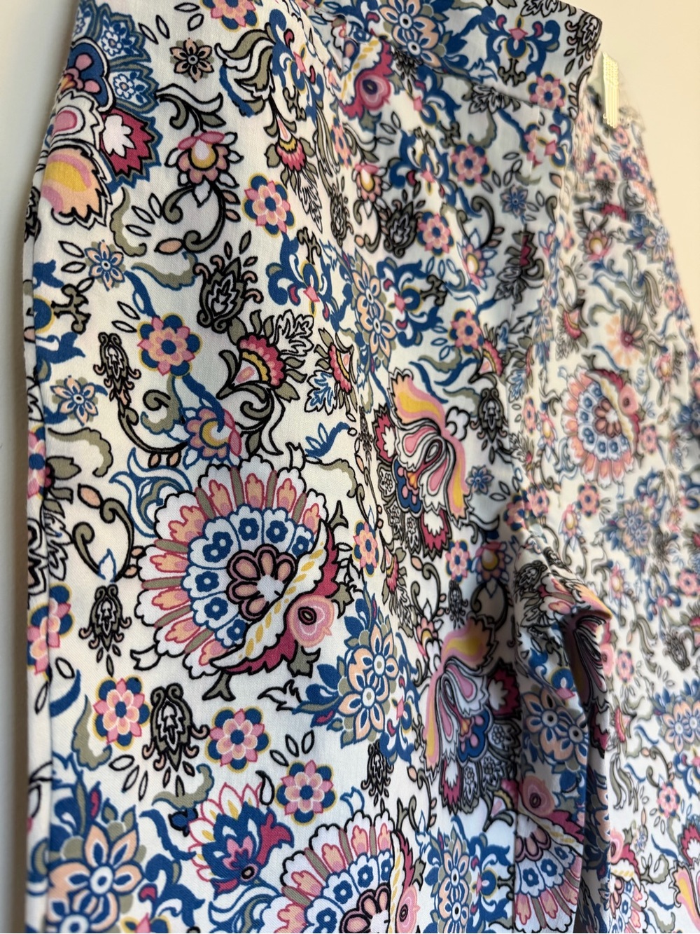 Chico's Floral Paisley Slim Straight Pants Blue and Pink Accents Size 0.5R=6R - Picture 3 of 10